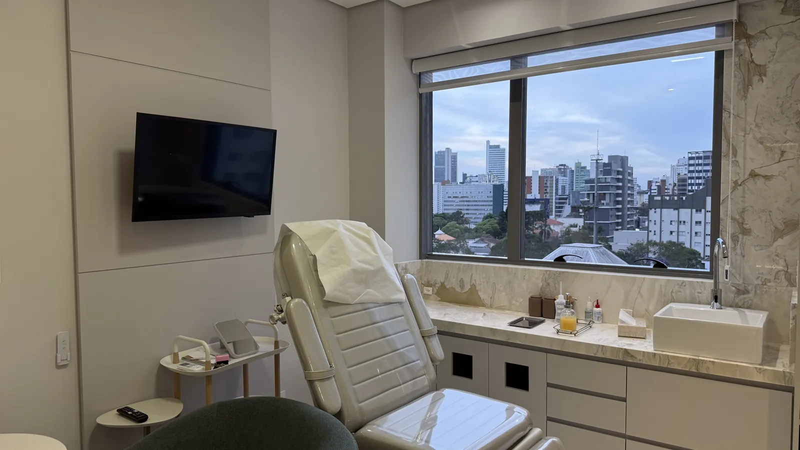 Sala de atendimento do consultório da Dra. Lumy Yagueshita no Batel, Curitiba