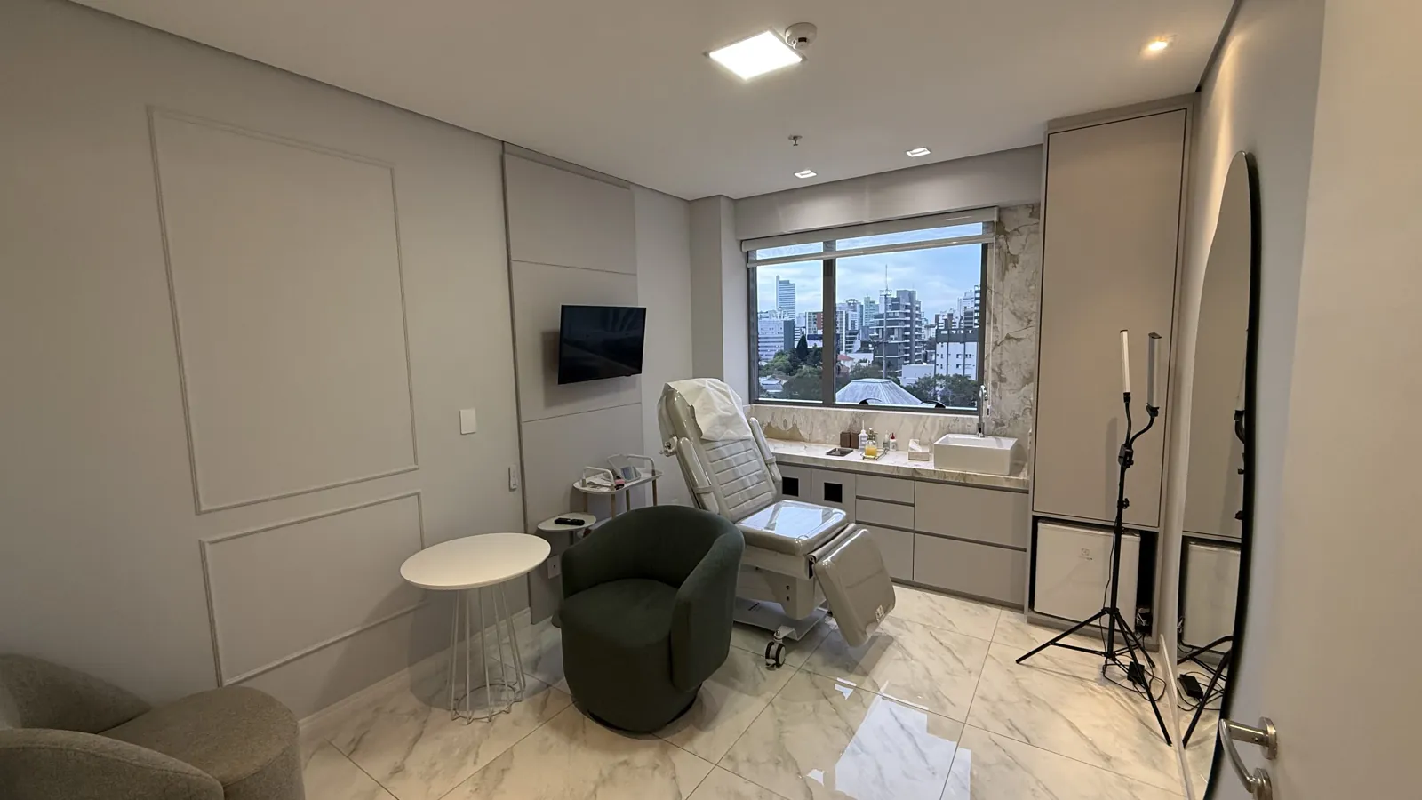 Sala de procedimentos do consultório da Dra. Lumy Yagueshita no Batel, Curitiba